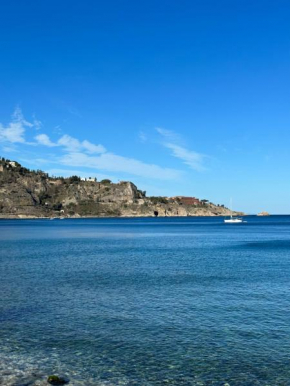 Gira, vota e furria, Giardini Naxos